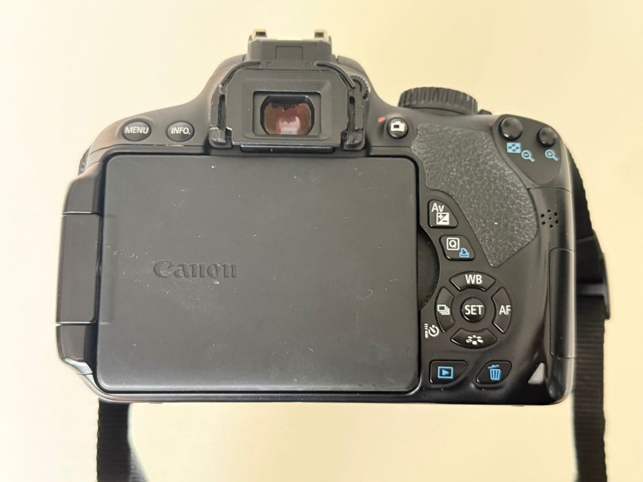 Aparat Canon EOS 650D kit korpus + obiektyw EF-S 18-135 IS STM