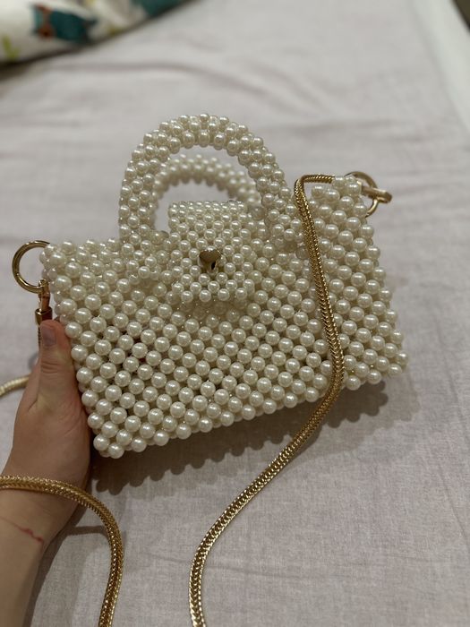 Неймовірна сумка з молочних перлинок і золотою гарнітурою ручна робота