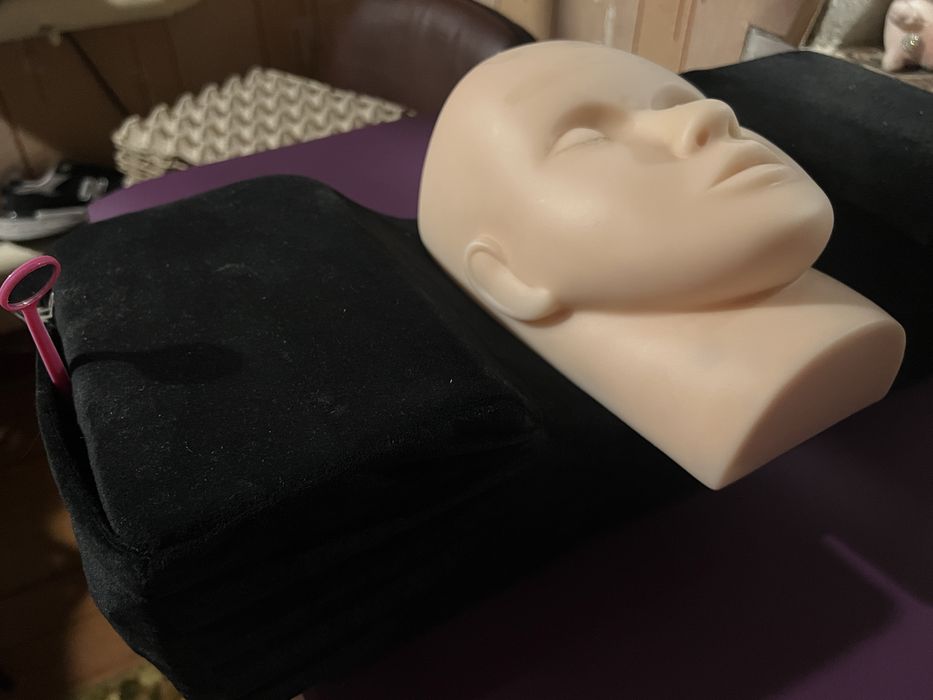 Продам кушетку,голову манекена