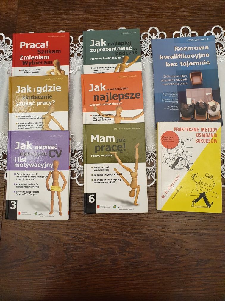 Zestaw książek ułatwiających podjęcie pracy, list motywacyjny, CV