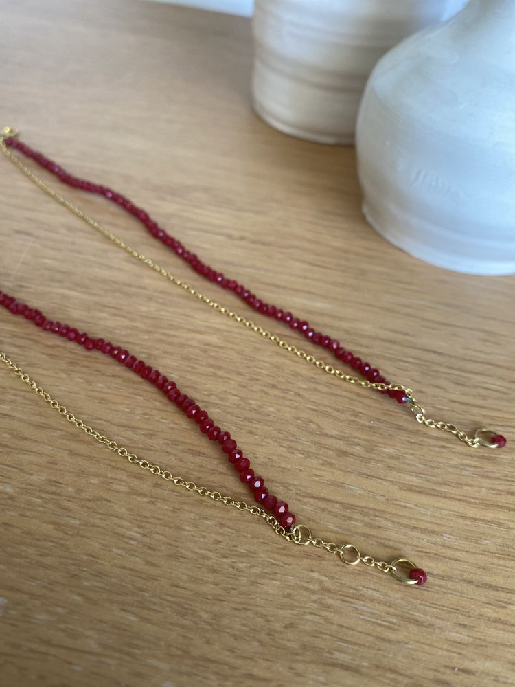 Pulseira dourada com pedras naturais