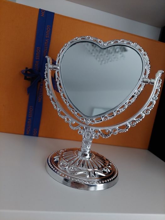 Lusterko kosmetyczne w kolorze srebrnym