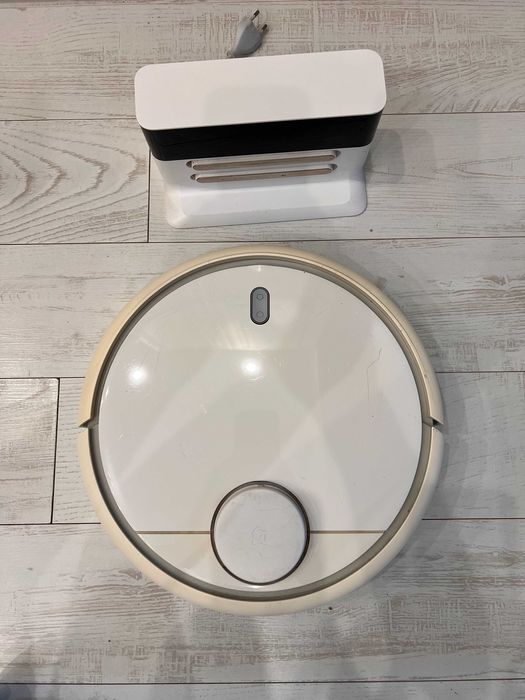 Продам робот-пилосос Xiaomi Mi Robot Vacuum (модель SDJQR02RR)