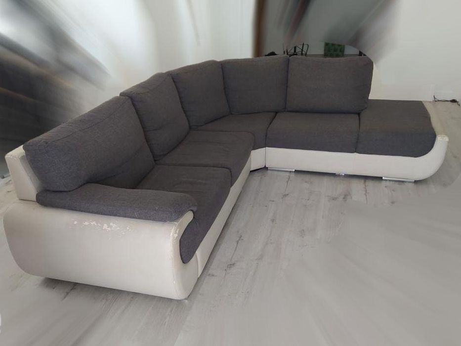 Sofá de canto cinzento e branco