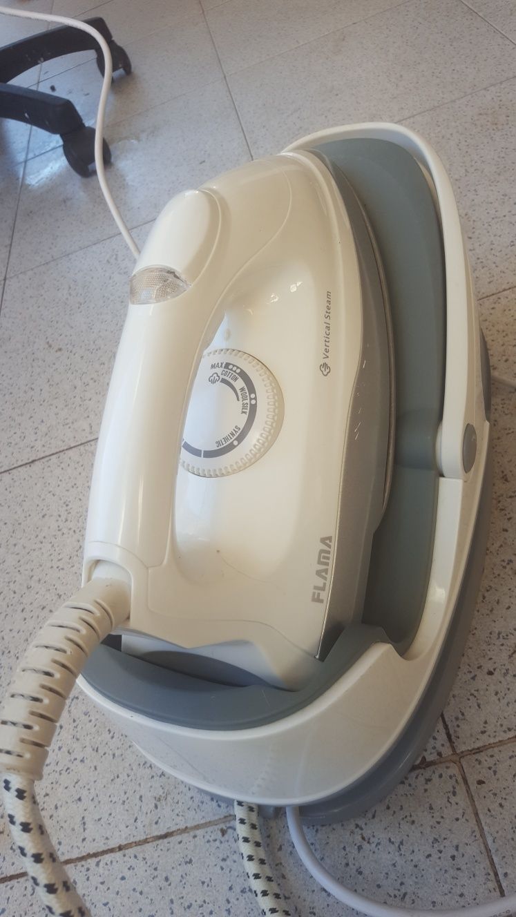 Ferro de passar com caldeira da Flama como novo