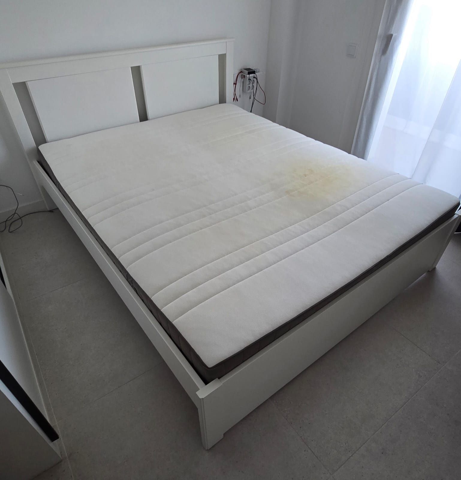 Cama e estrato sem colchão