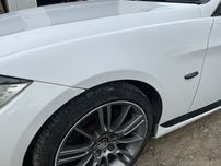 Blotnik przod przedni lewy prawy bmw e90 e91 a300 alpinweiss3