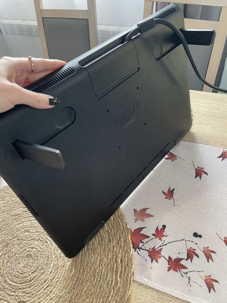 Tablet graficzny ekranowy piórkowy Wacom Cintiq 16