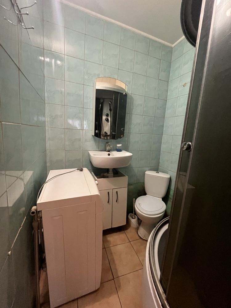 Продаж двокімнатної квартири в центрі міста.