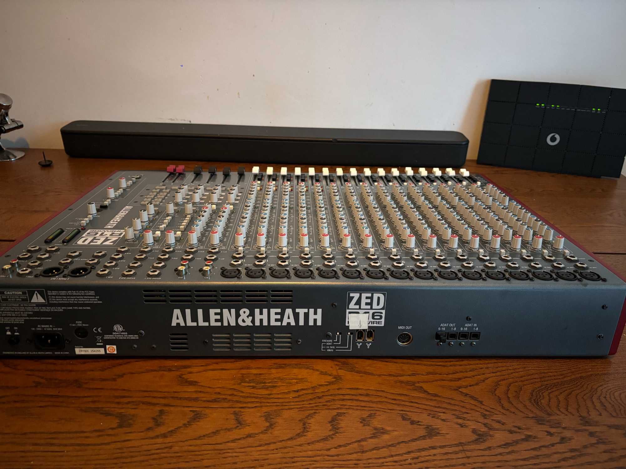 Allen & Heath ZED-R16 - Mesa de Mistura