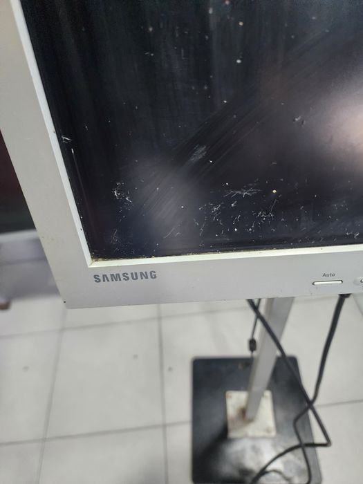 Monitor Samsung com Suporte de Pé