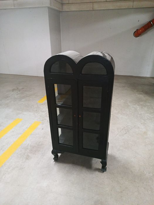 Witrynki z drewna egzotycznego kolonialne