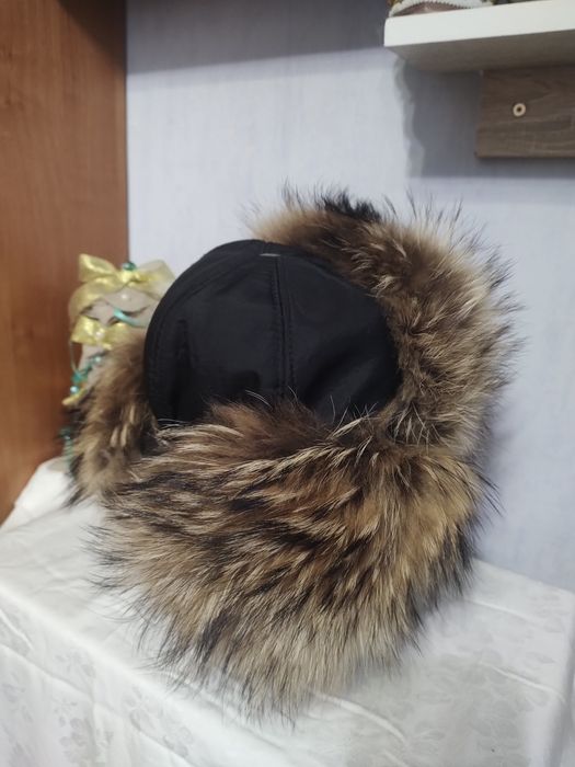 Продам шапку с натуральным енотом