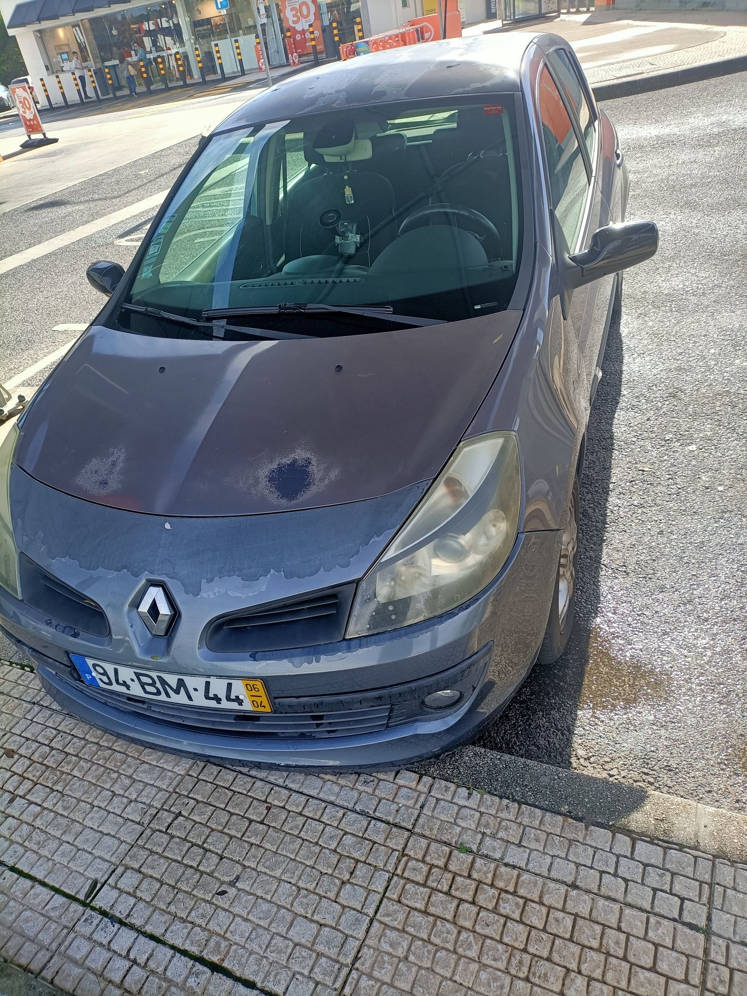 Renault Clio 2006 à venda
	•	Modelo: Clio 5 lugares
	•	Quilometragem:
