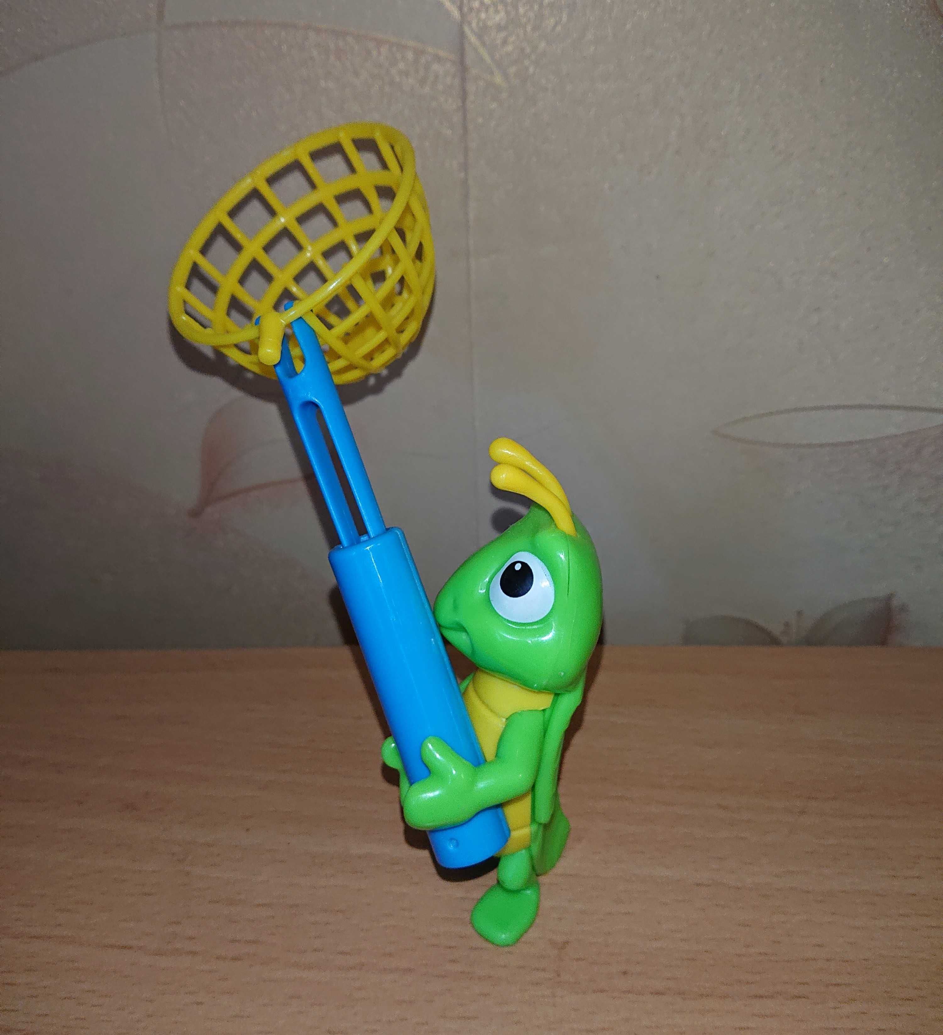 Игрушка фигурка кузнечик с сачком из киндер сюрприз