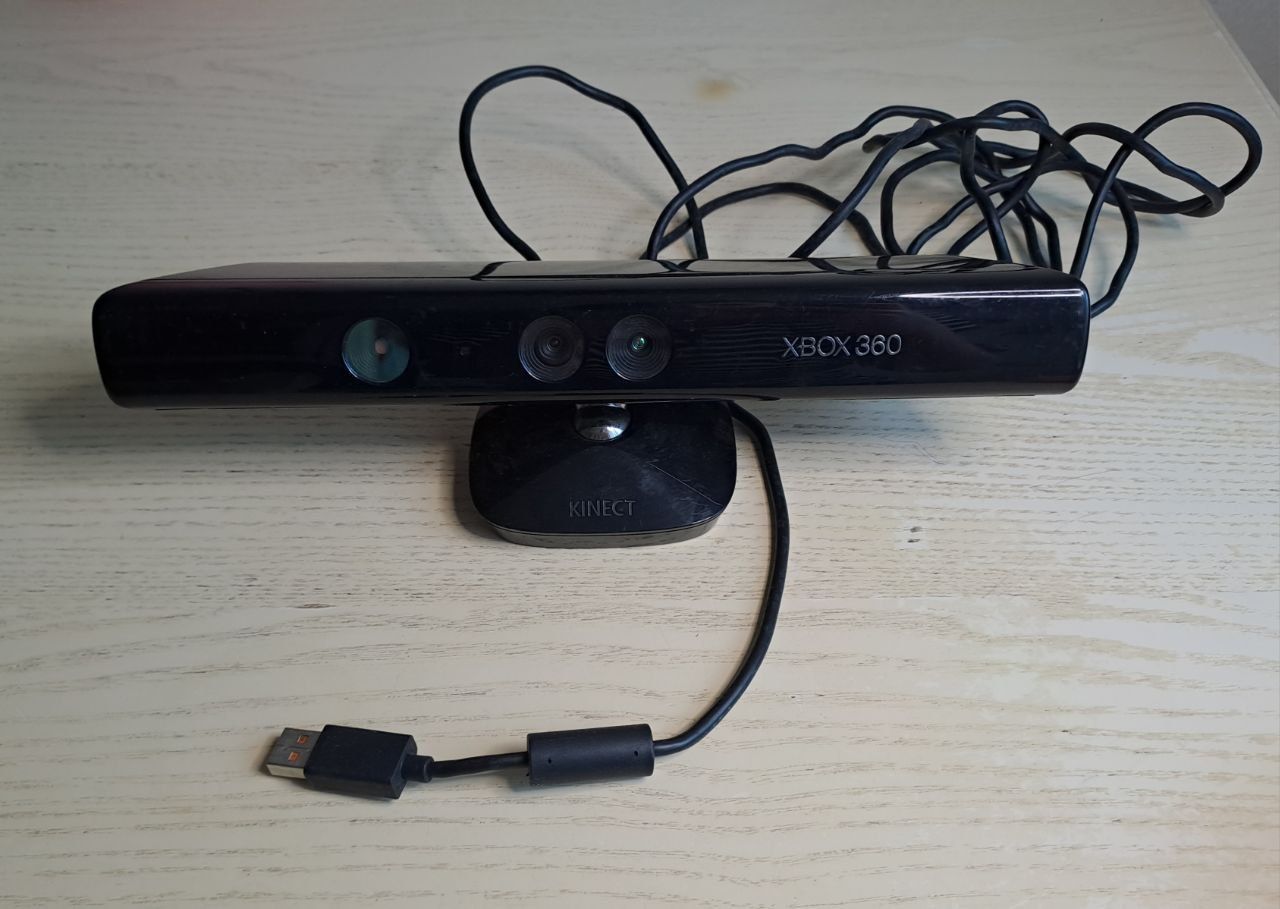 Продам xbox 360 + kinect та 2 джойстика в чудовому стані.