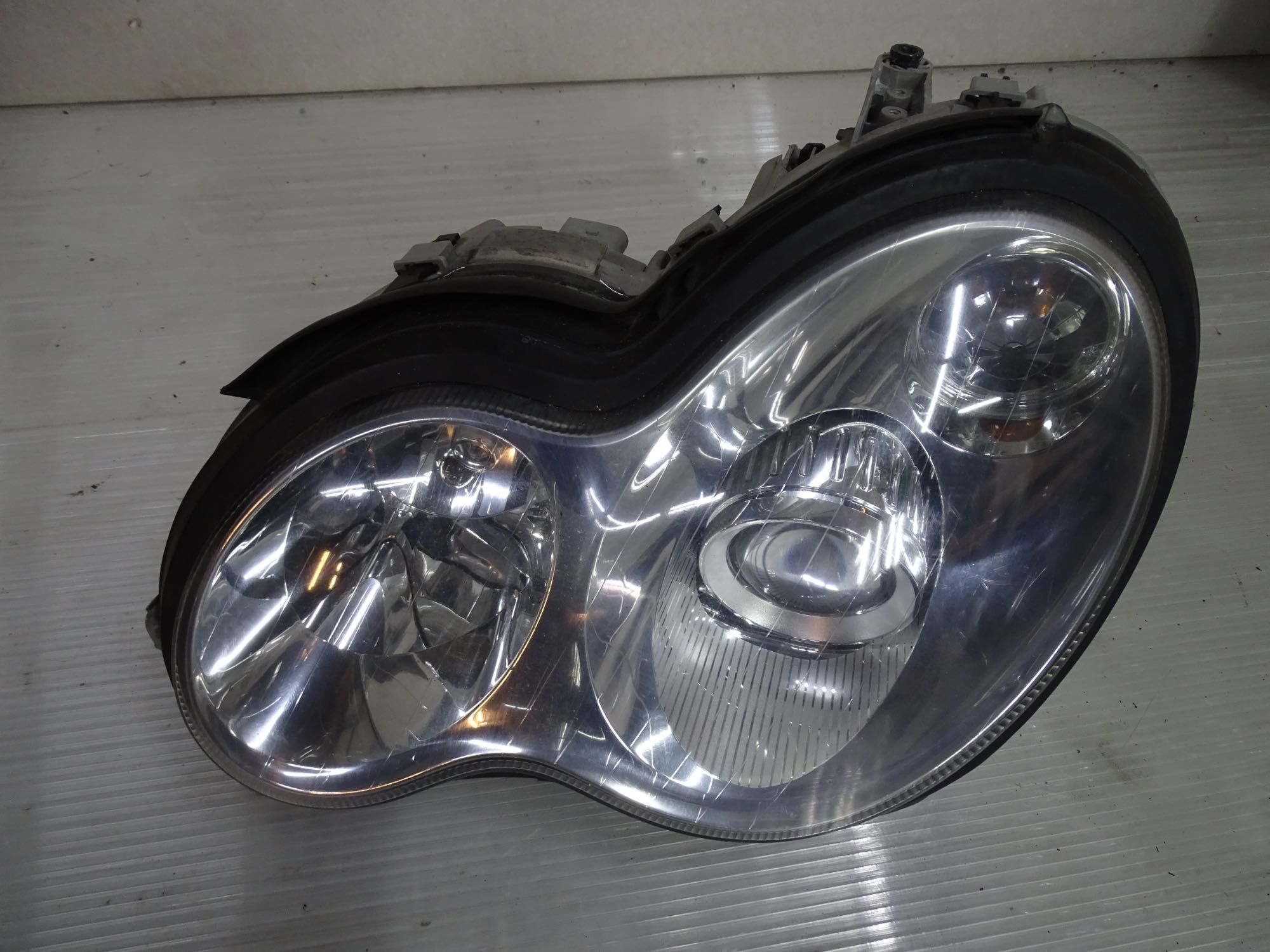 MERCEDES  KLASA W203 lampa Xenon lewa + prawa Europa