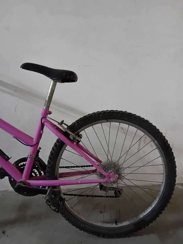 Bicicleta rosa com mudanças