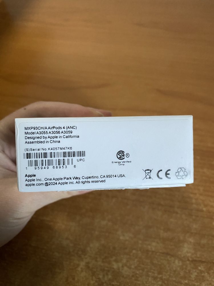 Нові Airpods 4 ANC