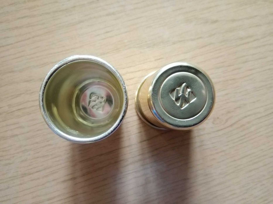 Szklana piersiówka z 2 kieliszkami lata 90-te