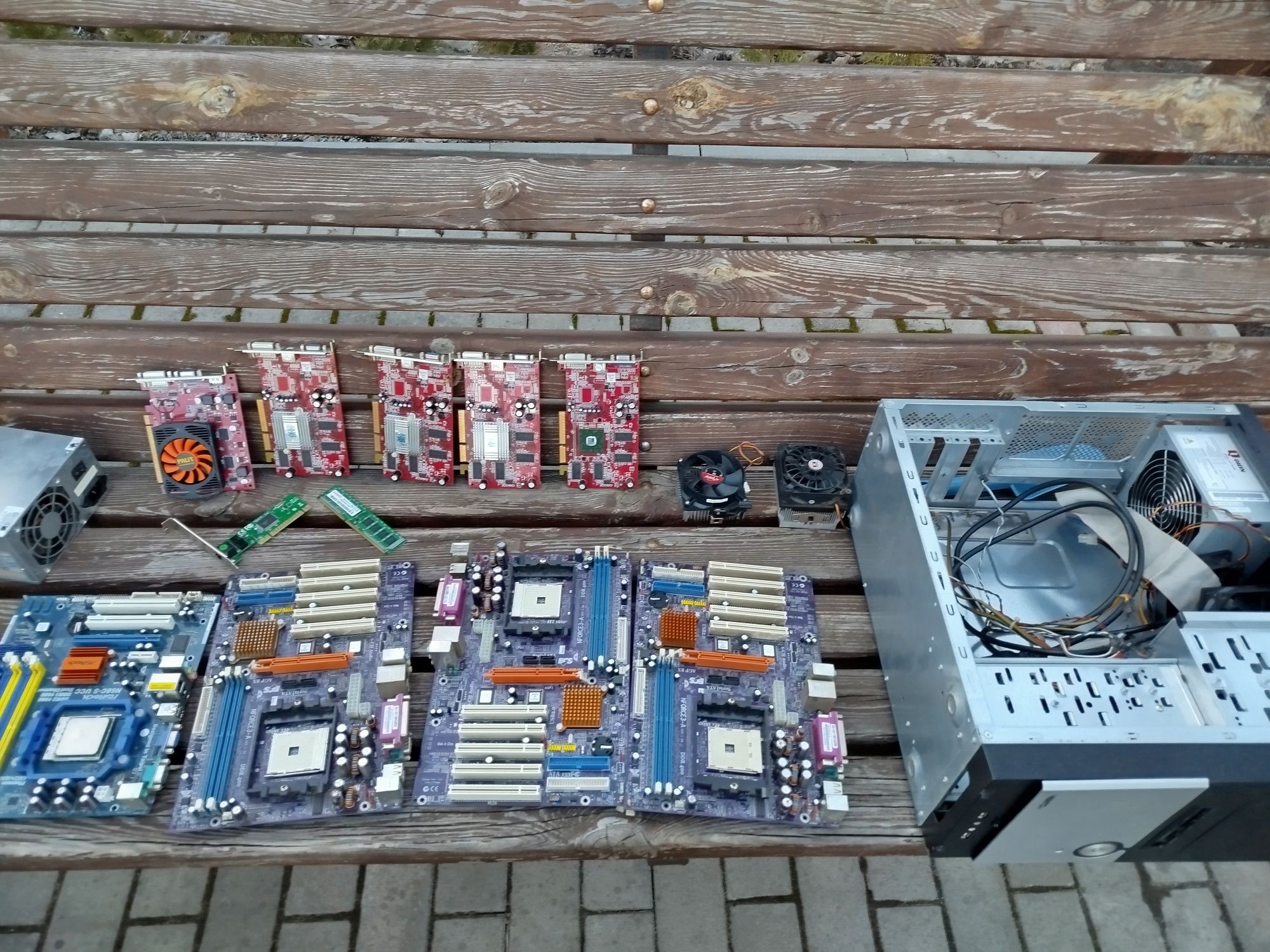 Материнки,відеокарти плюс корпус з дисководом (все одним лотом)