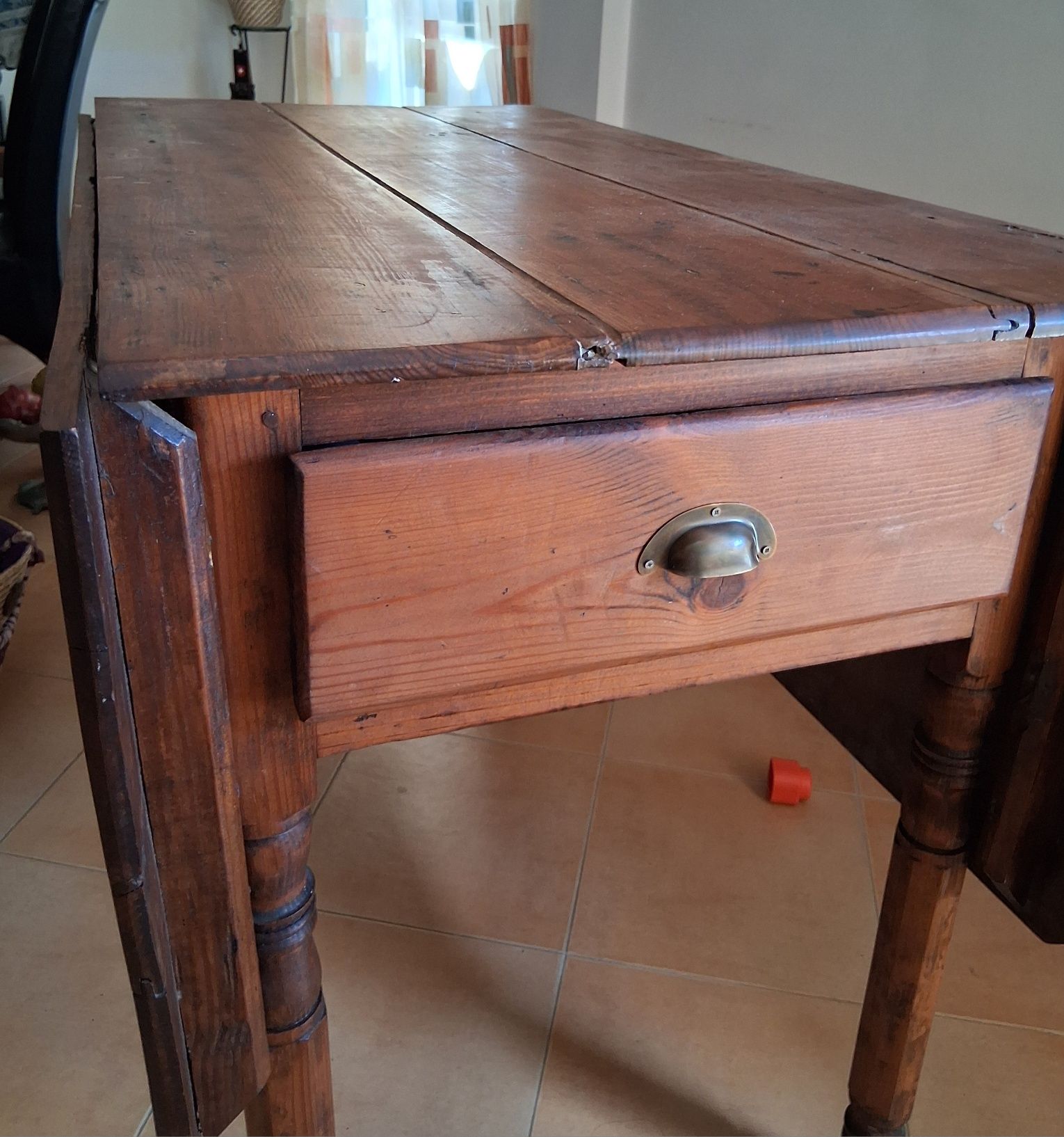 Mesa de abas antiga restaurada