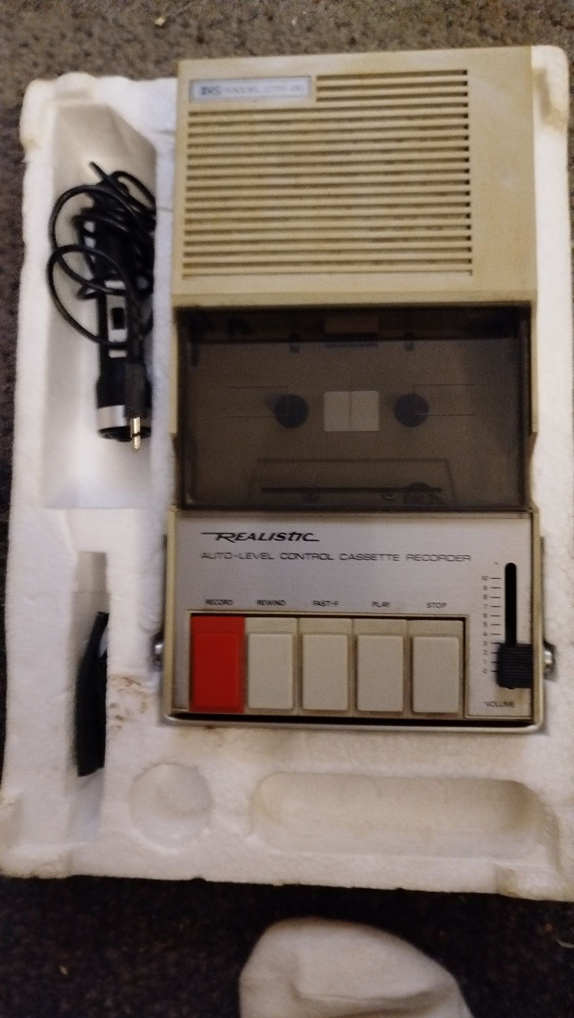 Witam posiadam stary radiomagnetofon firmy realistic model CTR 26