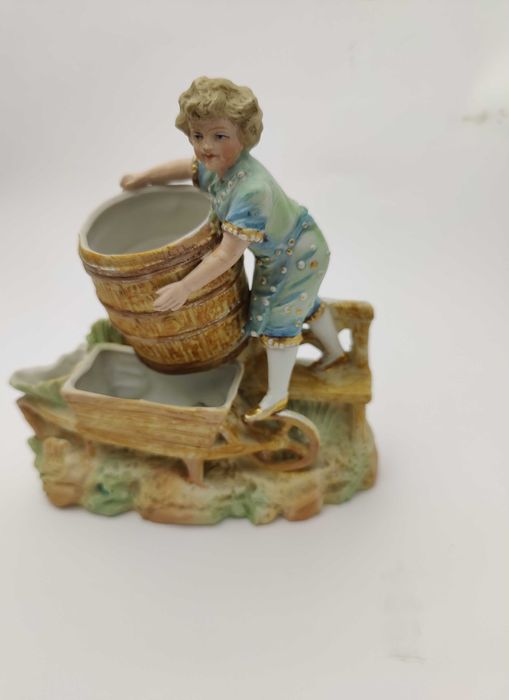 Фарфоровая статуэтка "Мальчик с бочкой". Германия