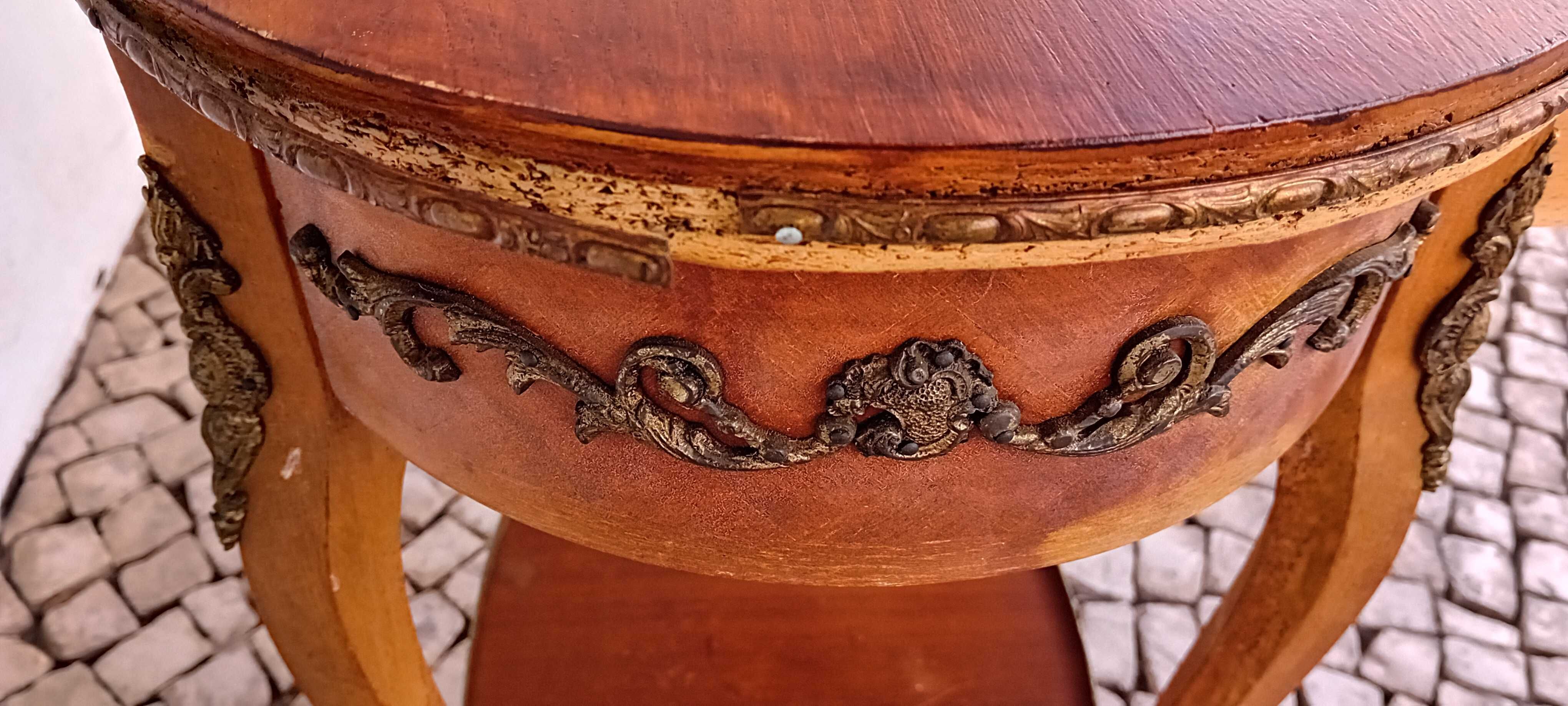 Mesa de apoio oval com dois níveis gaveta e aplicações em metal