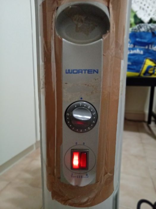 Aquecedor a óleo de 6 elementos e a funcionar muito bem.