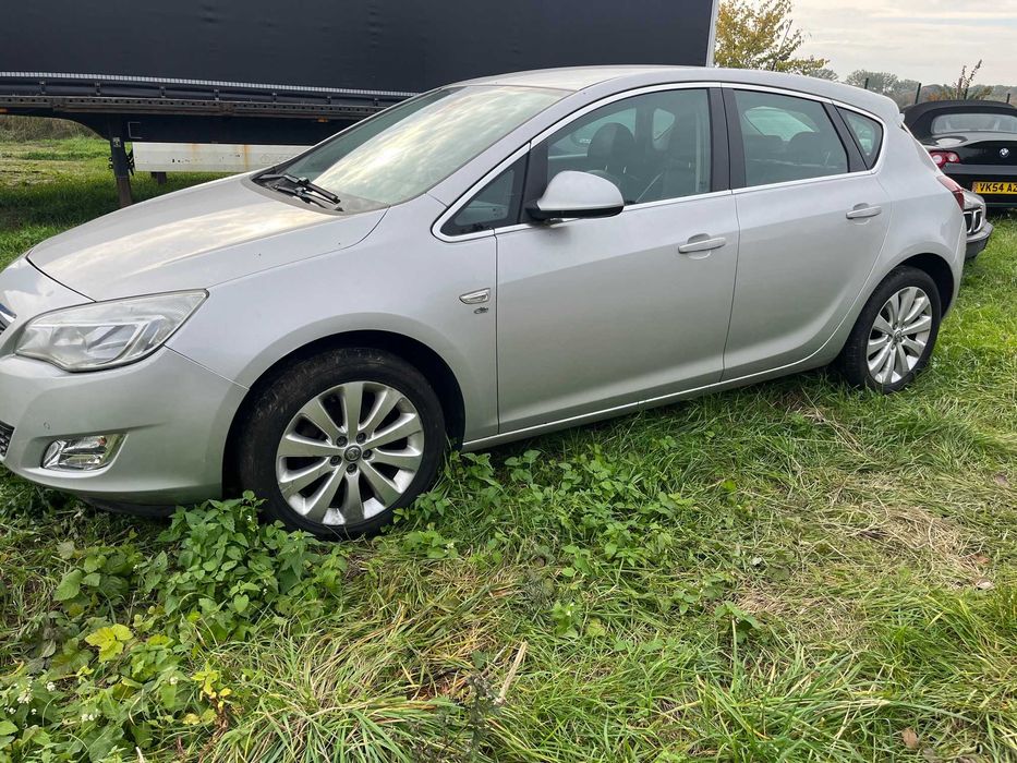 Opel Astra 1.4 Turbo Bardzo bogate wyposażenie, niski przebieg.