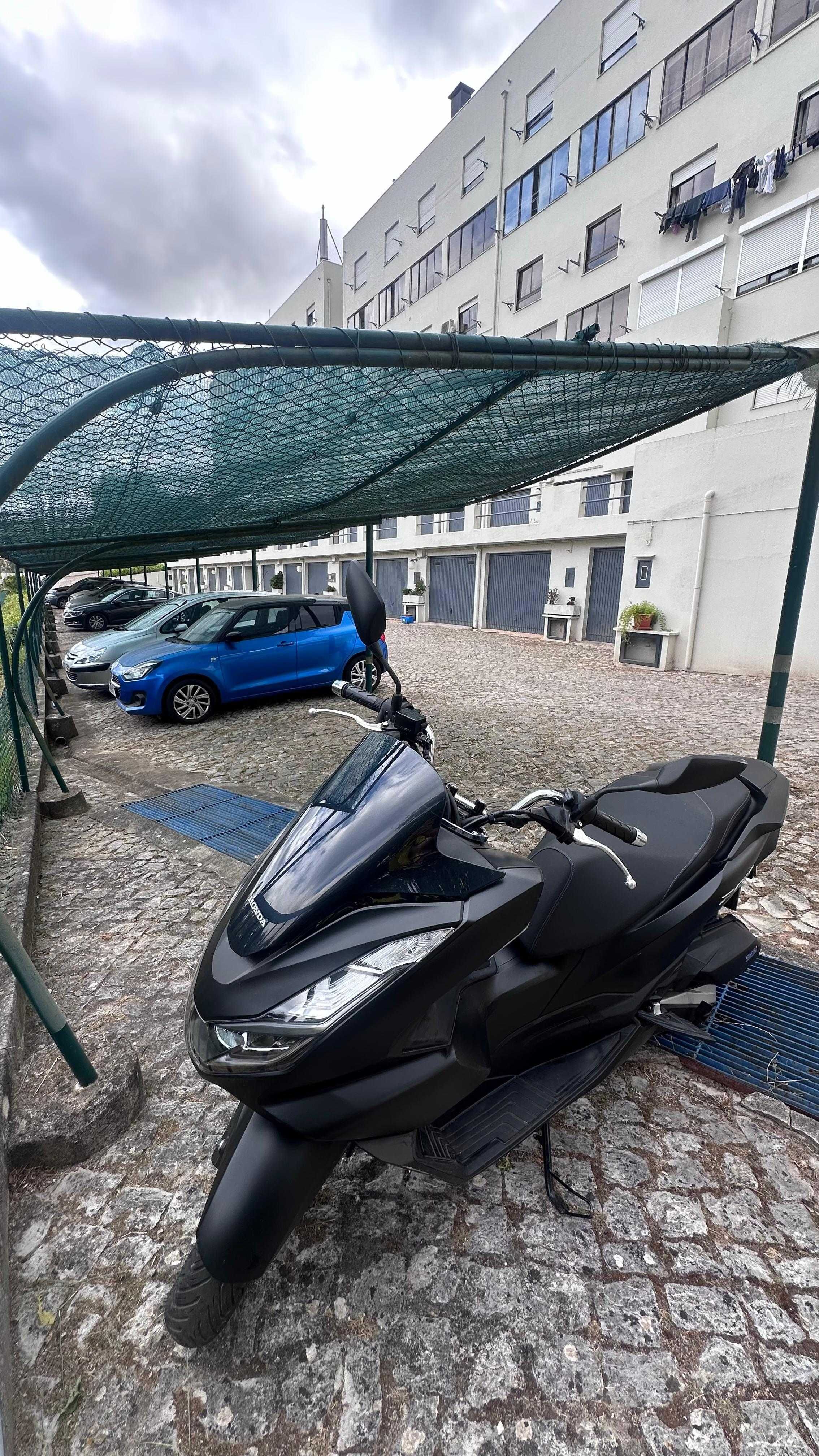 Honda PCX 2024 preta