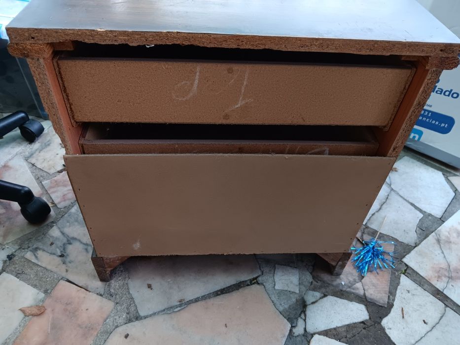 Mesa de cabeceira em madeira escura