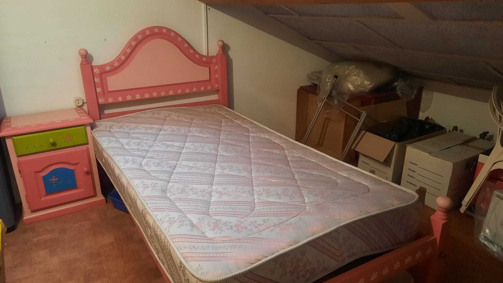 Cama e mesa de cabeceira - Criança