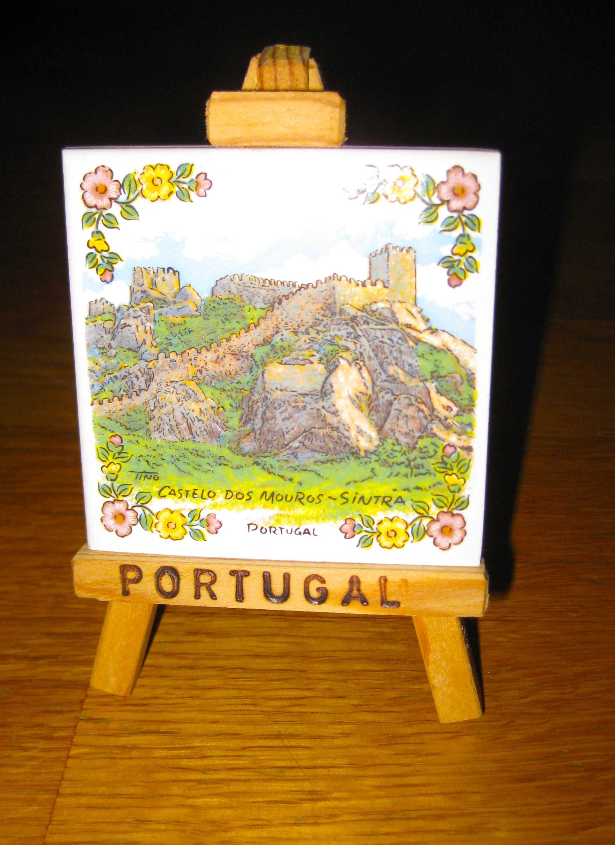 Azulejo pintado do Castelo de Mouros, Sintra, em Tripé Madeira