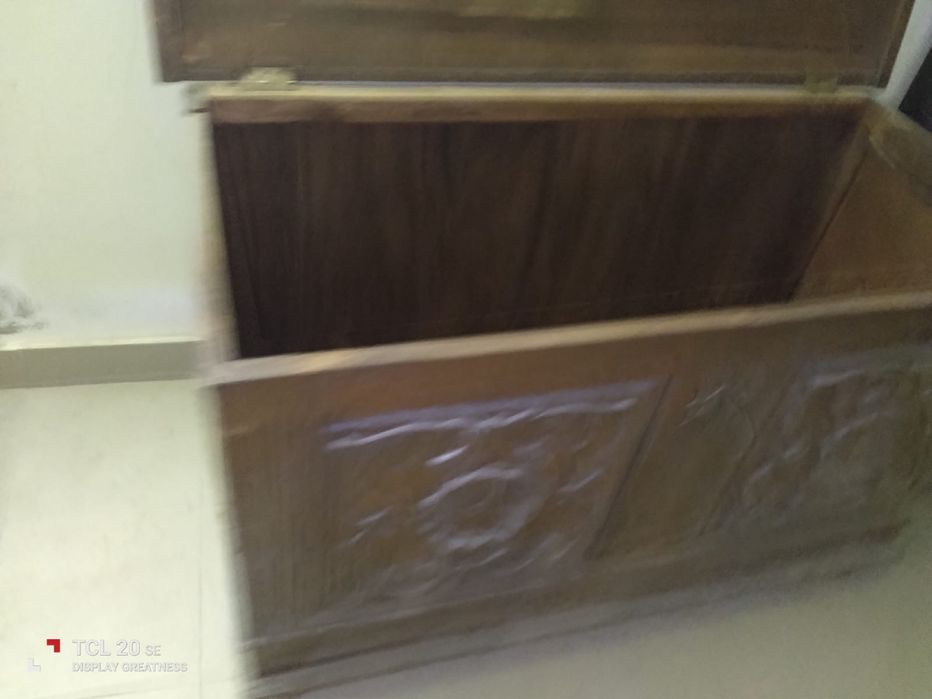 Arca Antiga em Madeira Trabalhada