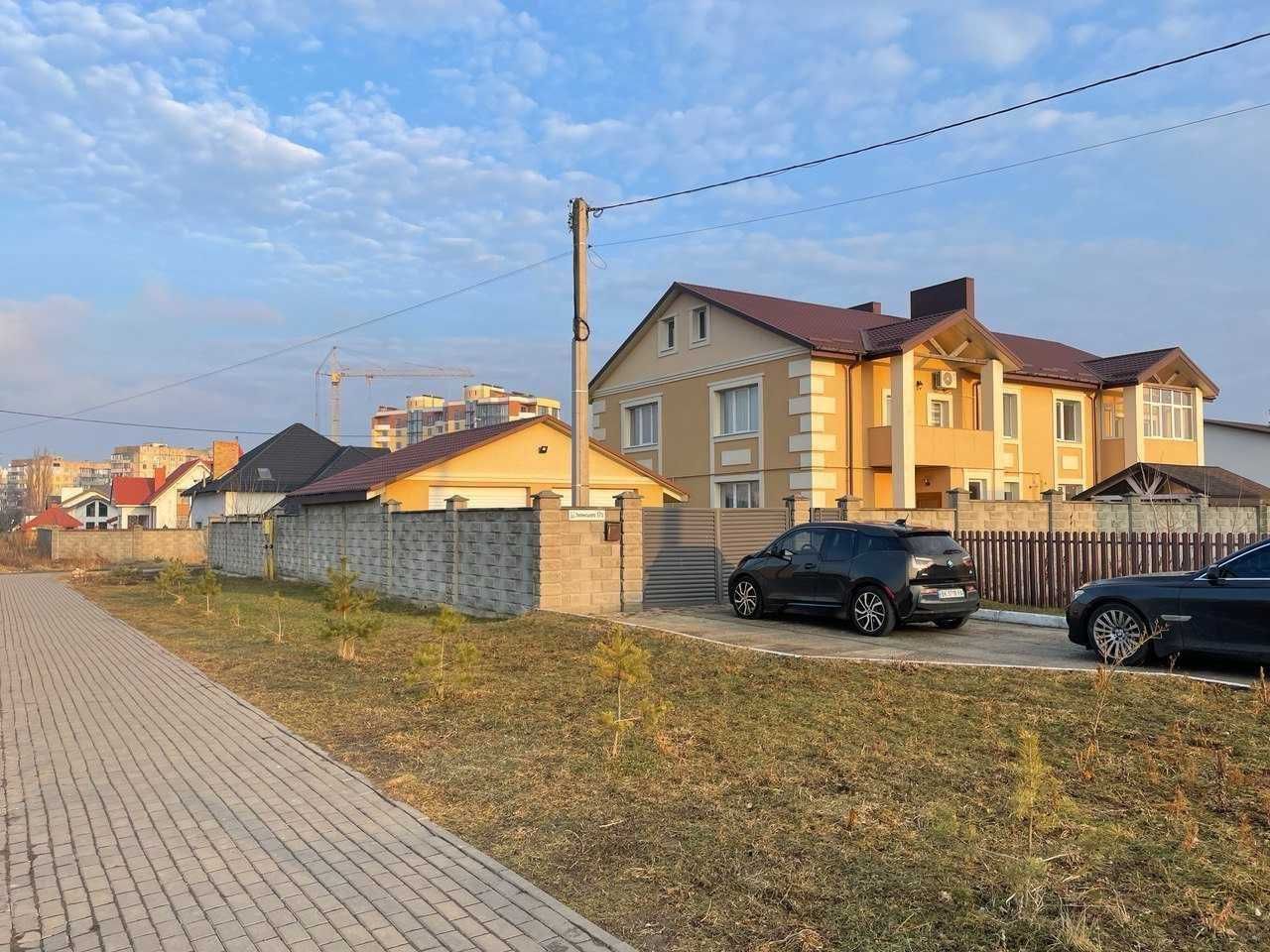 Продам просторий сучасний котедж в місті. Земельна ділянка 3,3 сот