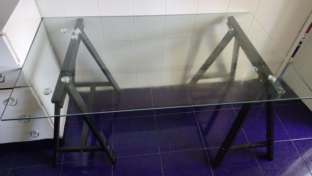 Mesa de vidro com cavalete