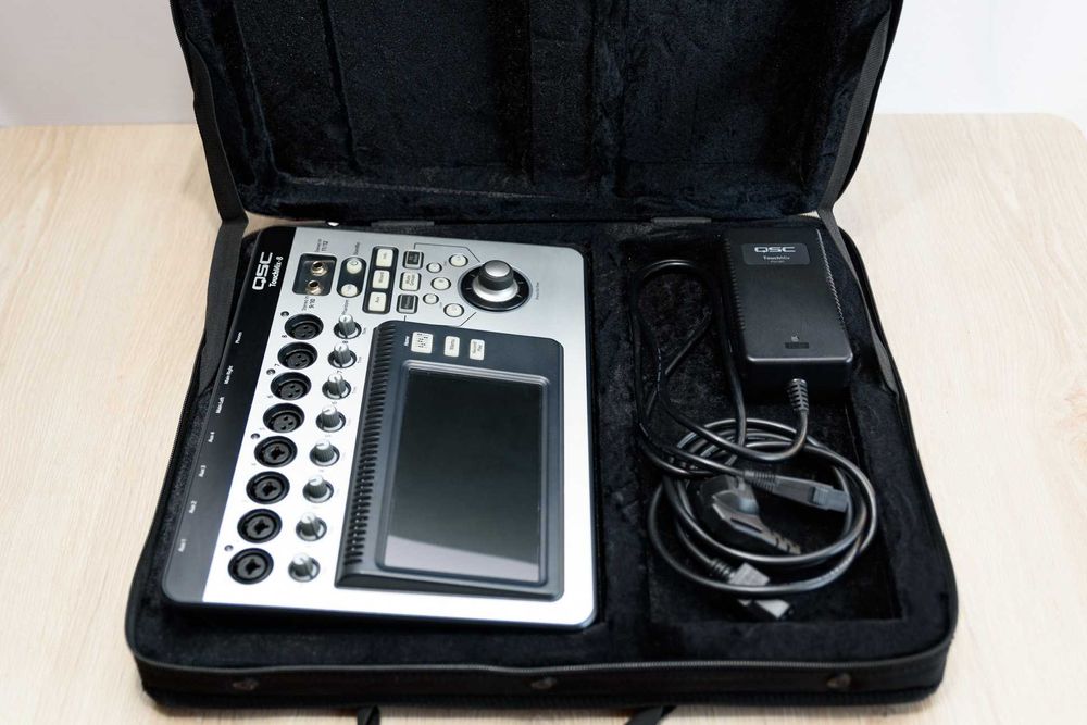 Цифровий мікшерний пульт QSC TouchMix-8