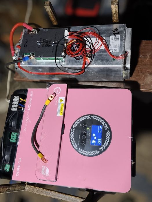 Гібридний інвертор 3200 в 24в