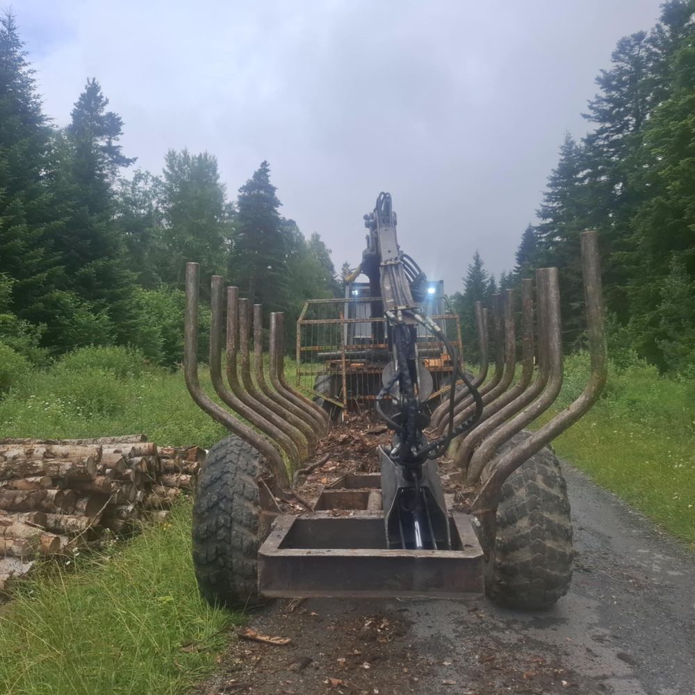 Renault 145 54  z przyczepą leśną z napędem mechanicznym