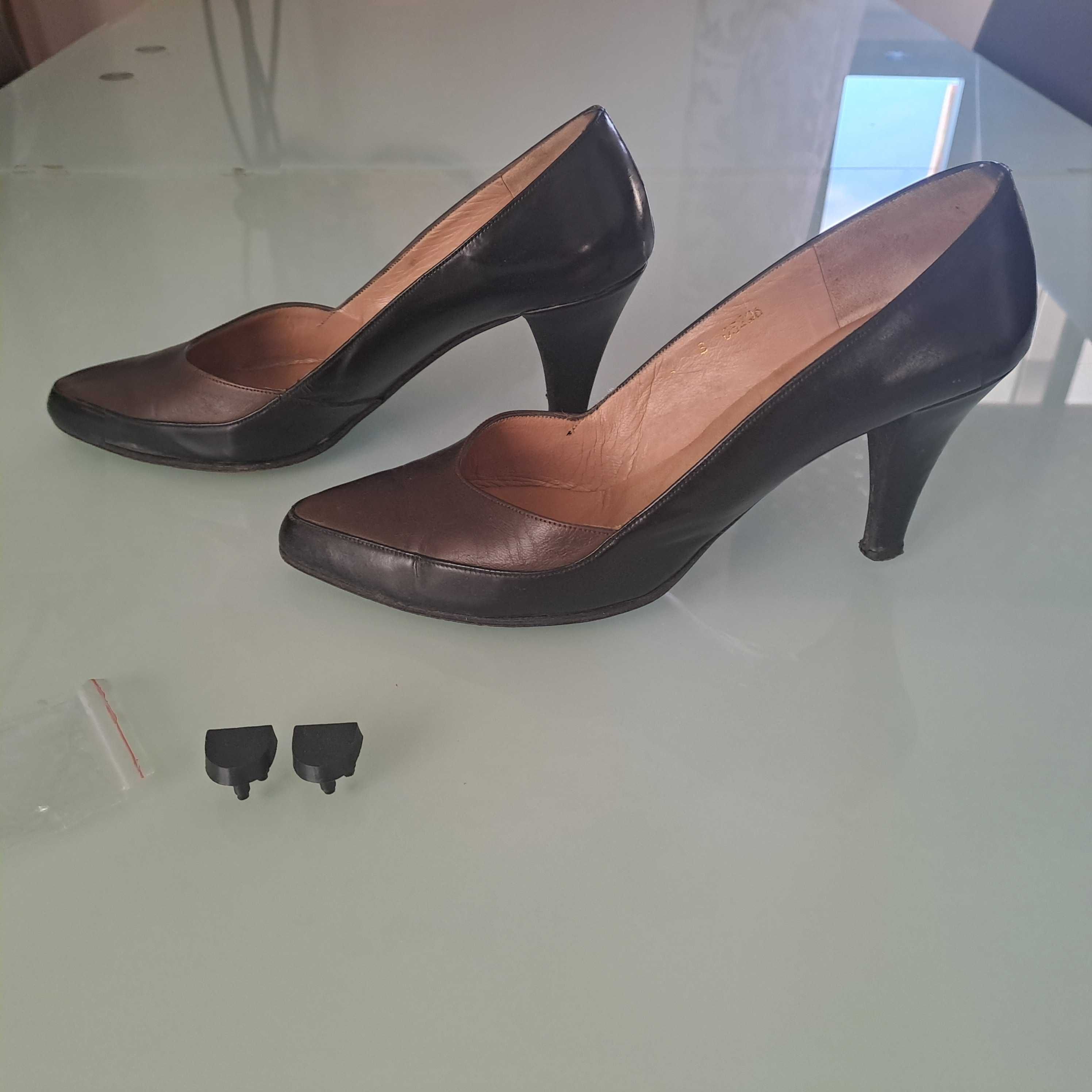 Sapatos em pele da CHARLES JORDAN