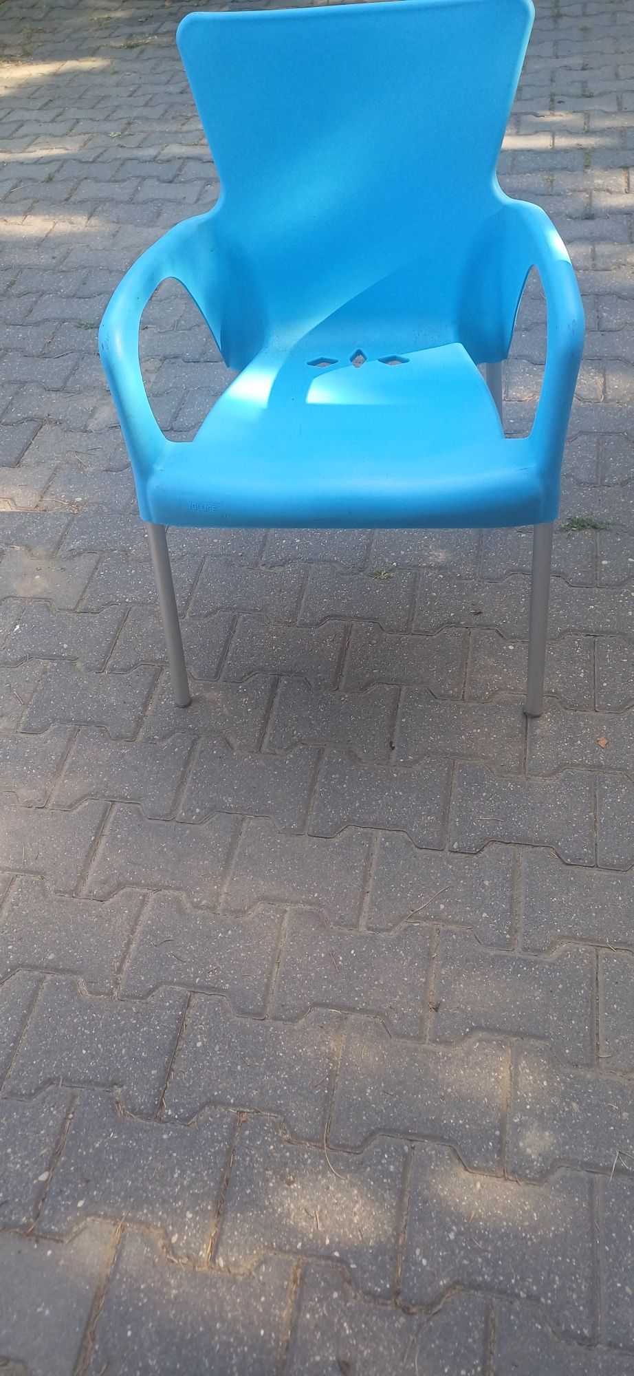 Krzesla z grubego plastiku taras balkon ogród