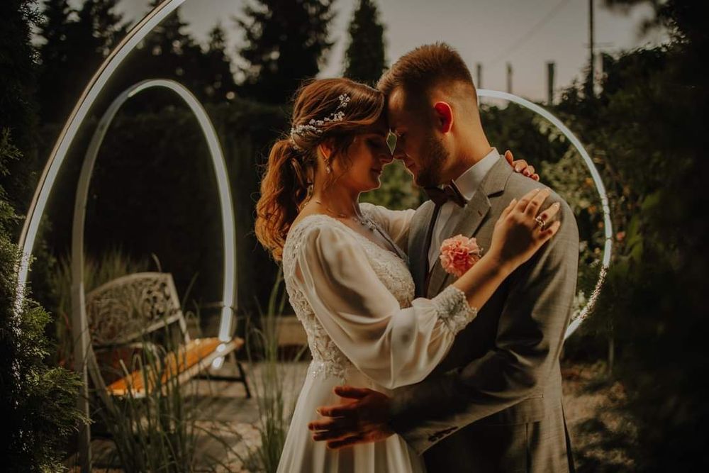 Suknia ślubna w kolorze ecru