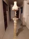 Pedestal e candeeiro creme