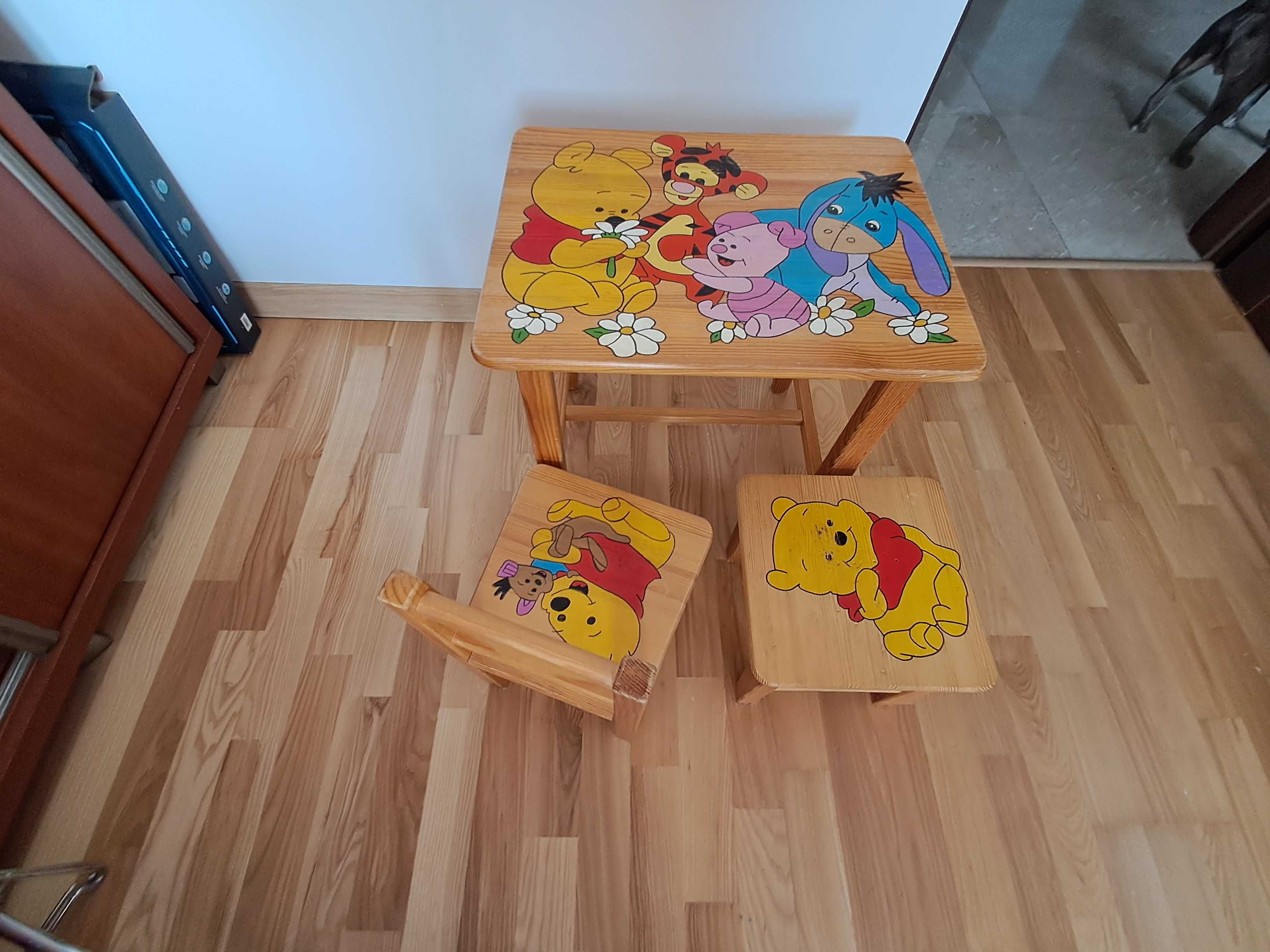Sprzedam stolik drewniany i krzesełka dziecięce.