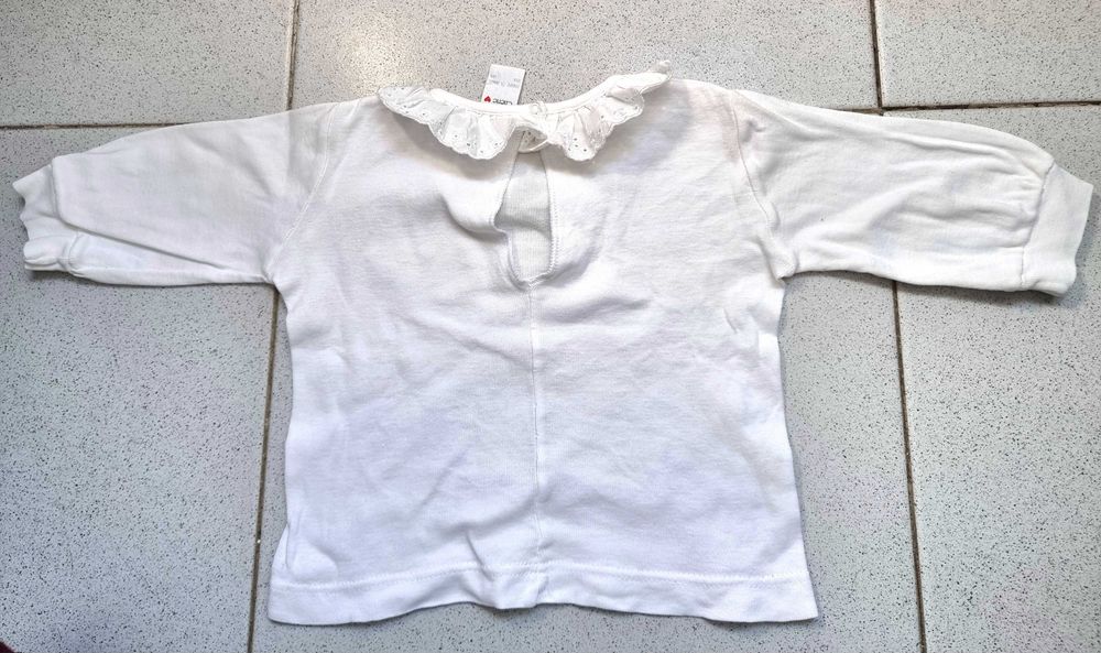 Camisola branca com detalhe na gola e nas costas 100% algodão, 9 meses