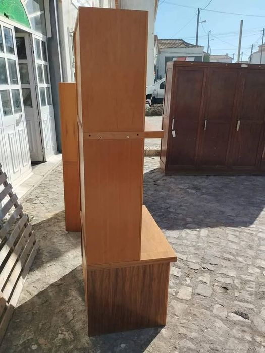 Móvel de sala com portas em vidro