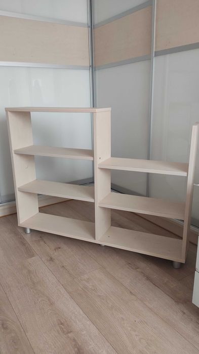 półka drewniana jasna stojąca