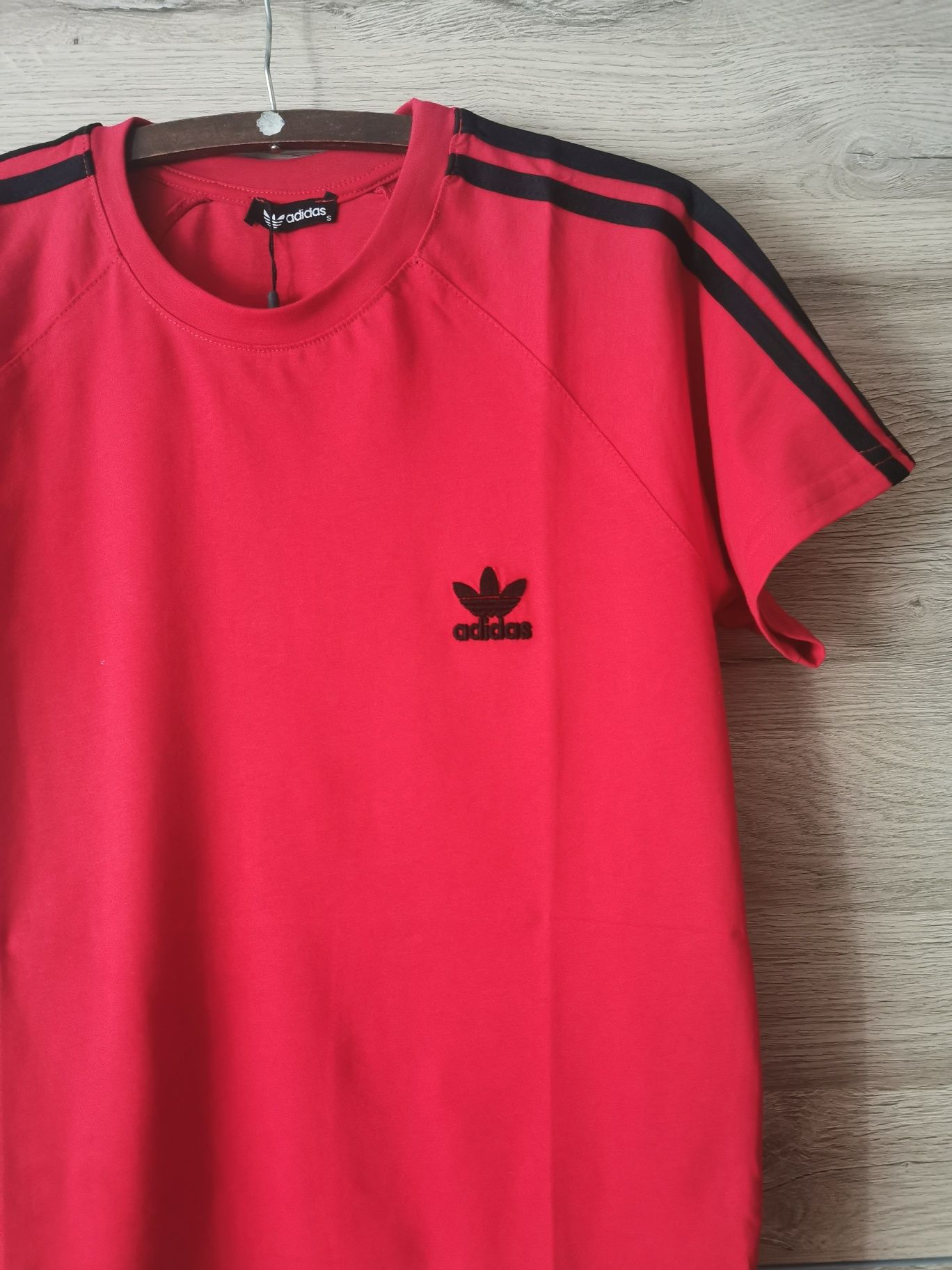 Nowa koszulka męska Adidas w kolorze czerwonym logo szyte z paskami